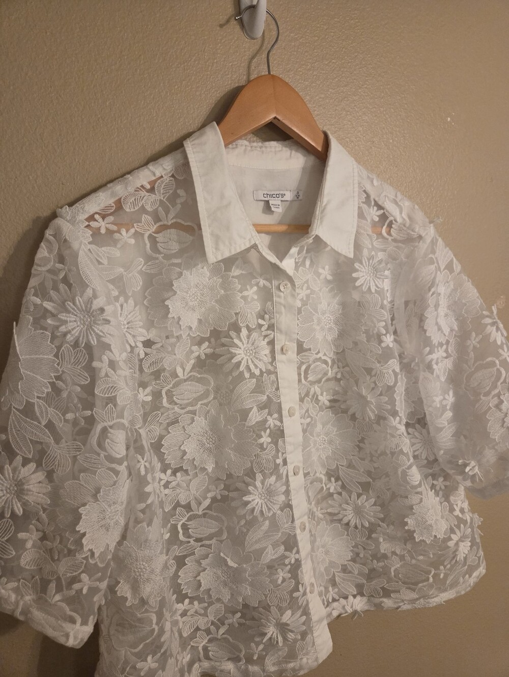 CHICO'S White Lacey 3-D Floral Applique Sheer Button Down Cropped Blouse Size XL - Picture 2 of 13